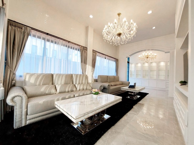 ตลาดรัตนากรอมตะ 1.8กม.  พูลวิลล่าหรู 3 ชั้นให้เช่าคฤหาสน์ 5นอน  ติดสนามกอล์ฟ อมตะสปริงคันทรีคลับ 6น้ำ 5จอดรถ 8แอร์ เงียบสงบ