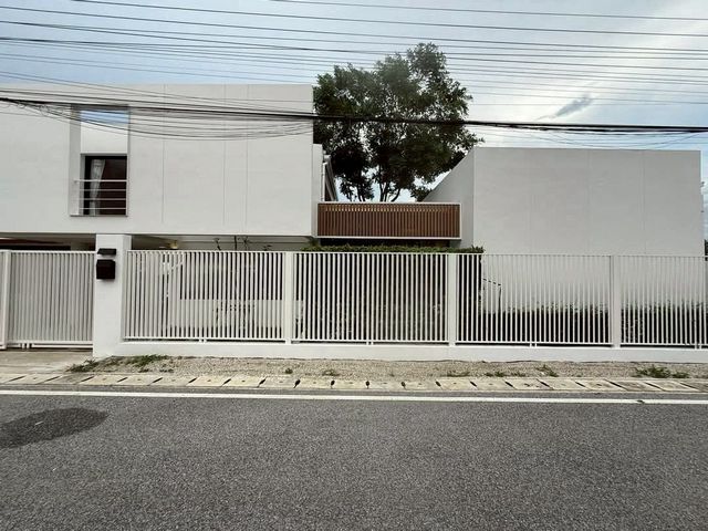 ให้เช่า 25,000 บาท/ขาย 4.5 ล้าน #บ่อสร้าง #สันกำแพง #สไตล์มินิมอล พร้อมดาดฟ้า #Pet-friendly #น้ำไม่ท่วม