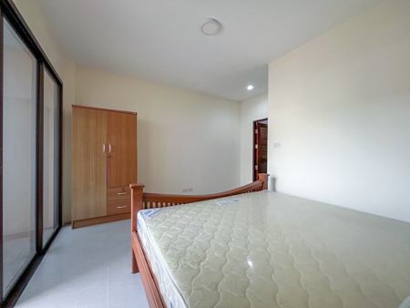 3-Storey Commercial Building with 3 Bedrooms and 4 Bathrooms for Rent in Central Nathon Koh Samui – Near Market Pier