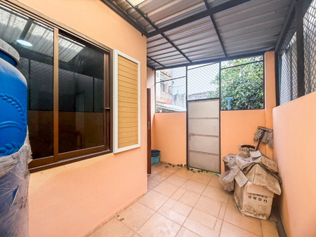 3-Storey Commercial Building with 3 Bedrooms and 4 Bathrooms for Rent in Central Nathon Koh Samui – Near Market Pier