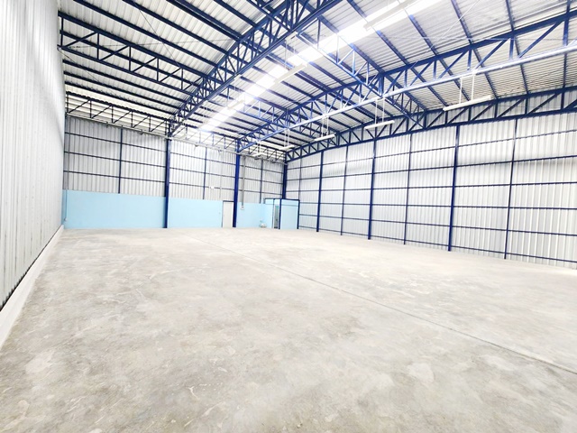 ARL ลาดกระบัง 648 ม. ลาดกระบัง  โกดังให้เช่าใหม่ 500ตรม. 4โรง เดินถึง  สนามบินสุวรรณภูมิ 4 กม.  สารสาสน์วิเทศร่มเกล้า 4.8 กม.