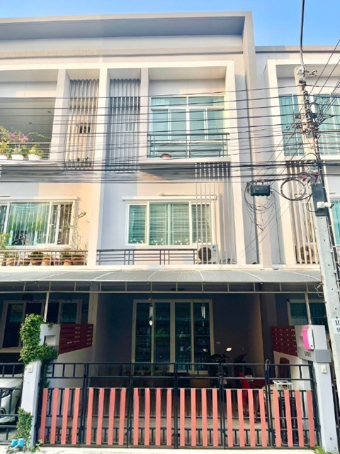 MRTสนามบินน้ำ 1.1กม.  MRTแคราย 1.4 กม. ให้เช่าทาวน์โฮม 18 ตร.วา.220 ตร.ม. 3ชั้น 3นอน 4น้ำ พร้อมเฟอร์ 4แอร์ เดอะมอลล์ งามวงศ์วาน 2.5 กม.