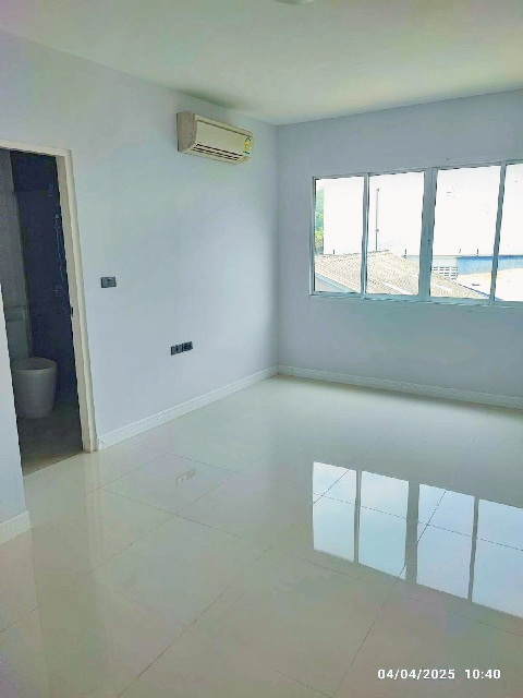 โรงเบียร์เยอรมันตะวันแดง เลียบด่วนเอกมัย MRT รามอินทรา 40 1.4 กม. ให้เช่าทาวน์โฮม 3ชั้น 20ตร.วา. 240ตร.ม. 3นอน 3แอร์ โลตัส วัชรพล 600 ม.