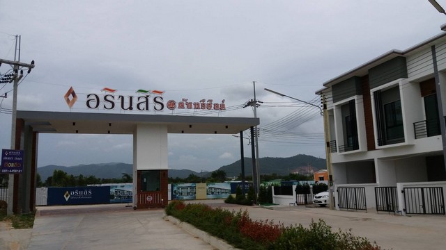 ทำเลทอง ขายทาวน์โฮม 2 ชั้น หมู่บ้านอรินสิริ คันทรีฮิลล์ บรรยากาศร่มรื่น 