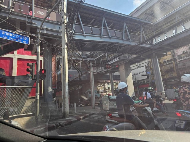 ขายที่ติดถนนลาดพร้าว101...ที่ดินใกล้รถไฟฟ้า..ที่ดินลาดพร้าว แถมสิ่งปลูกสร้างเป็นโรงเรียน..ติดถนน2ด้านซอยลาดพร้าวแยก7