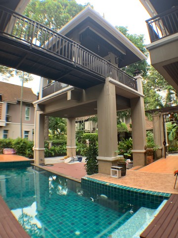 ขายบ้านเดี่ยว 2 ชั้น ขนาด 125 ตรว มบ.ธาราปุระ 3นอน 5น้ำ หลังมุม มีสระว่ายน้ำ ใกล้อ่างเก็บน้ำหนองค้อ เหมาะเป็นบ้านพัก สวนเสือ ศรีราชา ชลบุรี