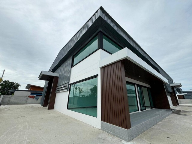 ให้เช่าโกดังพื้นที่ใช้สอย 625 ตร.ม. พร้อมสำนักงาน  เนื้อที่  390 ตร.ว.ไฟ  3 เฟส ขอใบอนุญาตโรงงาน4 ได้  นราภิรมย์ อำเภอบางเลน นครปฐม 