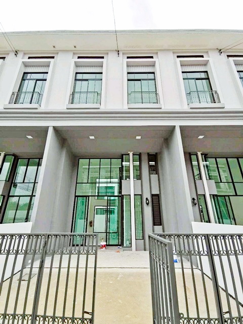 ให้เช่าทาวน์โฮมหรู  3 ชั้น ลาดปลาเค้า 1.6 กม. รามอินทรา3-7 DIY MRTสีชมพู ทำเลดี 20 ตร.วา.160 ตร.ม.4 นอน เฟอร์พอตัว เซ็นทรัล รามอินทรา 2.3 กม