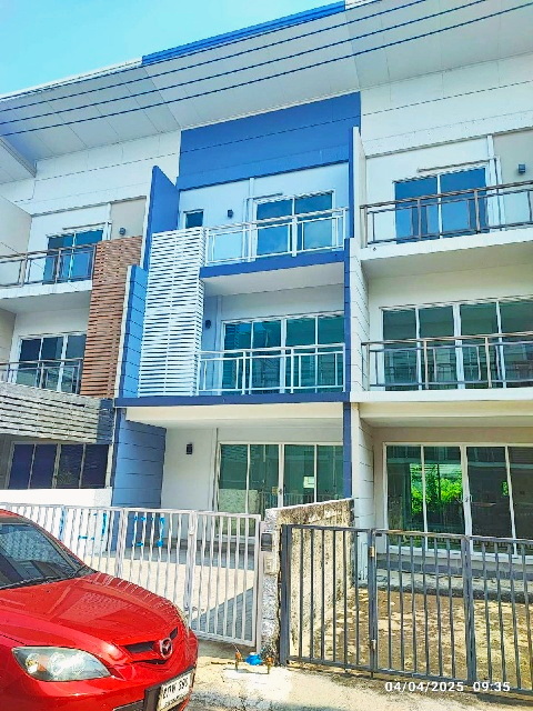 ให้เช่าทาวน์โฮม 3ชั้น  MRT รามอินทรา 40 1.4 กม. โรงเบียร์เยอรมันตะวันแดง เลียบด่วนเอกมัย 22ตร.วา. 242ตร.ม. 3นอน 3แอร์ โลตัส วัชรพล 600 ม.