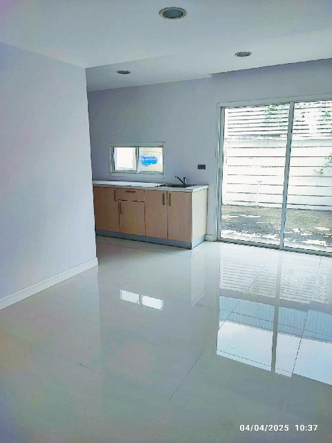 ให้เช่าทาวน์โฮม 3ชั้น  MRT รามอินทรา 40 1.4 กม. โรงเบียร์เยอรมันตะวันแดง เลียบด่วนเอกมัย 22ตร.วา. 242ตร.ม. 3นอน 3แอร์ โลตัส วัชรพล 600 ม.