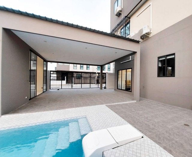 พูลวิลล่าหรู 3 ชั้น ติดสนามกอล์ฟ 8แอร์ อมตะสปริงคันทรีคลับ ให้เช่าคฤหาสน์  5นอน  ตลาดรัตนากรอมตะ  2 กม.  92ตรว. 450ตรม. 6น้ำ 5จอดรถ เงียบสงบ