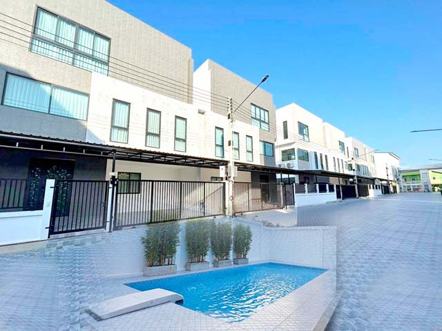 อมตะสปริงคันทรีคลับ 6น้ำ ตลาดรัตนากรอมตะ 1.8กม.ให้เช่าคฤหาสน์ 5นอน พูลวิลล่าหรู 3 ชั้น ติดสนามกอล์ฟ  5จอดรถ 8แอร์ เงียบสงบ