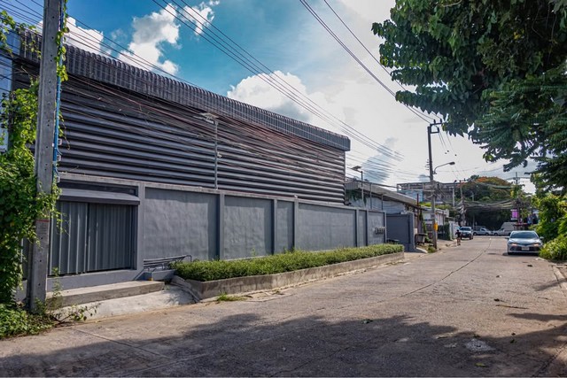 ให้เช่าโกดังสร้างใหม่ เดินทางสะดวก เชื่อมต่อถนนศรีนครินทร์ พัฒนาการ อ่อนนุช    ใกล้สนามบิน สุวรรณภูมิ ถนนเฉลิมพระเกียรติ ร.9 ซอย 38 