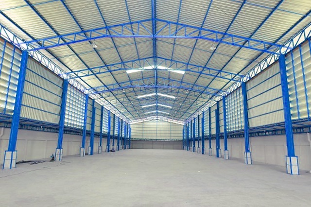 ARL ลาดกระบัง 649 ม.โกดังที่เดินถึง  สนามบินสุวรรณภูมิ 3.9กม. โกดังให้เช่าใหม่ 2000ตรม. 239,999 บาทต่อเดือน ร่มเกล้า ลาดกระบัง