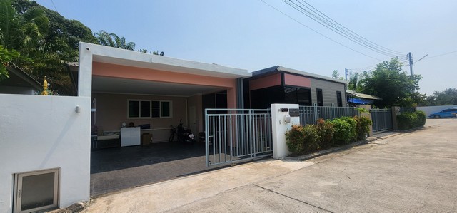 บ้าน ธาราบ้านสวน 95 ตารางวา 1 Ngan 1 RAI 4 ห้องนอน ใกล้กับ การเดินทางสะดวกสบาย เข้าออกได้หลายเส้นทาง ใกล้โรงเรียนวัดกรอกยายชา เซเว่น สไมล์ซุปเปอร์มาร์เก็ต โรงเรียนศิริพรระยอง โรงพยาบาลกรุงเทพระยอง โลตัสโกเฟรชซุปเปอร์มาร์เก็ตระยอง ใกล้ถนนเลียบหาด  เยี