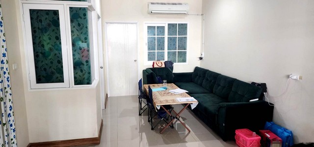 townhome โกลเด้น ทาวน์ อยุธยา พื้นที่ =  23 SQ.WA 0 งาน 0 RAI  3500000 BAHT. ใกล้กับ การเดินทางสะดวก ติดถนนสายเอเชีย อยู่ตรงข้ามบิ๊กซีอยุธยา เพียง 500 เมตร ใกล้เซ็นทรัลอยุธยาเพียง 2 กิโลเมตร และยังใกล้สถานที่สำคัญต่างๆ อีกมากมาย น่า-อยู่