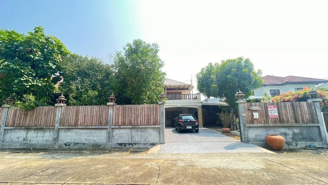 ขายบ้านหรูสไตล์คลาสสิกหลังใหญ่ มบ.มณียา 3 ท่าอิฐ 125.9 ตร.วา ตกแต่งด้วยไม่สัก-ไม้ประดู่ พร้อมสวนร่มรื่นและความเงียบสงบเป็นส่วนตัว