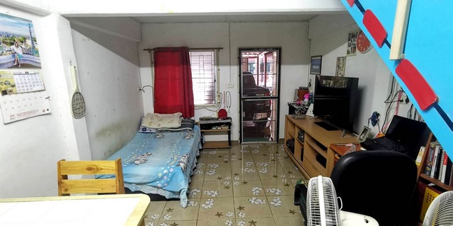 16540 ขายด่วน townhouse เอื้ออาทรบ้านสร้าง เฟส 1 990000 THAI BAHT 2Bedroom พื้นที่เท่ากับ 21 sq.wa ไม่ไกลจาก ใกล้โรงเรียนอนุบาลเทศบาลตำบลบ้านสร้าง ใกล้โรงพยาบาลราชธานีโรจนะ ใกล้โรงเรียนวัดบ้านสร้าง โลตัสโรจนะ เมกาโฮมโรจนะ ใกล้ถนนคนเดินเทศบาลตำบลบ้าน