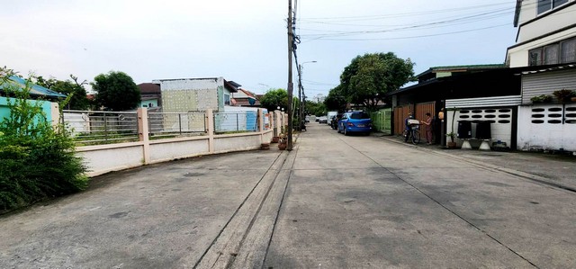 ที่ดิน ประชานิเวศน์ 3  91 ตาราง-วา 6950000 บาท. ใกล้ ตำแหน่งที่ดินอยู่ในแหล่งชุมชนมากมาย ใกล้ตลาด ใกล้ธนาคาร ใกล้สนามกีฬา ใกล้สถานธนานุบาล แม้กระทั่งโรงเรียนอนุบาล โรงเรียนประถม มัธยม หรือมหาวิทยาลัยธุรกิจก็ใกล้แค่ไม่กี่นาทีถึง ราคานี้ดีสุดในย่าน