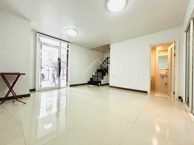 เช่า ทาวน์โฮม 5 ชั้น หมู่บ้าน ไอวี่ ไชน่าทาวน์ ป้อมปราบศัตรูพ่าย หลังริม