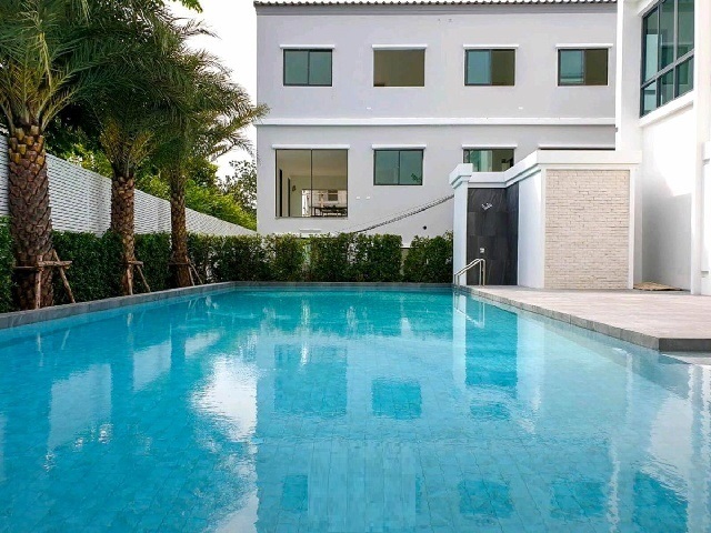 รามอินทรา3-7 ให้เช่าทาวน์โฮมหรู  3 ชั้น ทำเลดี 20 ตร.วา.160 ตร.ม.MRT ลาดปลาเค้า 1.6 กม.4 นอน เฟอร์พอตัว เซ็นทรัล รามอินทรา 2.3 กม