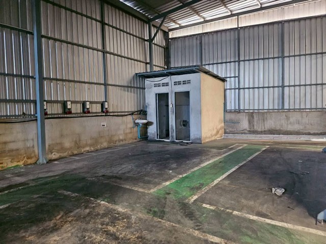 ให้เช่าโกดังบ้านเก่าพานทองชลบุรี ให้เช่าโกดังเก็บสินค้า  พร้อมออฟฟิศ  พื้นที่ขนาด  3,442 ตร.ม พื้นที่สีม่วงลาย