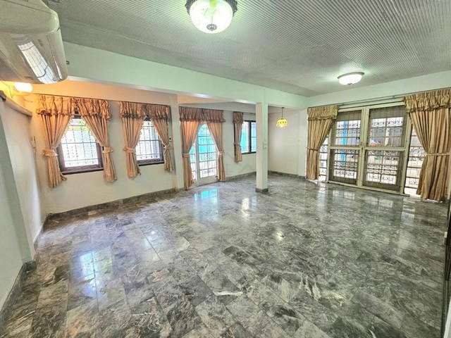 ขายทาวน์เฮ้าส์ 2 ชั้น หลังริม ซอยลาดพร้าว 87 บรรยากาศสงบ ใกล้รถไฟฟ้าสายสีเหลือง สถานีลาดพร้าว 83 ใกล้เลียบด่วน