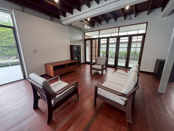 ให้เช่าบ้านเดี่ยว 2ชั้น เนื้อที่ 143ตร.ว พื้นที่ใช้สอย 450ตร.ม  4ห้องนอน 3ห้องน้ำ ถนนสุขุมวิท 71 ปรีดีพนมยงค์-เอกมัย ราคาเช่า 250,000 บ/ด