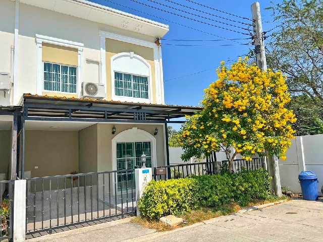 ตลาดนครฉลองกรุง 2.2 กม.ตลาดจตุจักรคุ้มเกล้า 4.5 กม. เช่าทาวน์เฮาส์ 2 ชั้นหลังมุม 28ตร.วา.228 ตร.ม