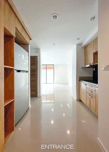 ฟอร์จูนทาวน์ 4.2 กม.  หรูหรา รัชดาภิเษก MRTสุทธิสาร 1.4 กม. ให้เช่าอาคารสำนักงาน 3 ชั้น รร.นานาชาติรีเจ้นท์ 4.5 กม.อาคารเพดานสูง