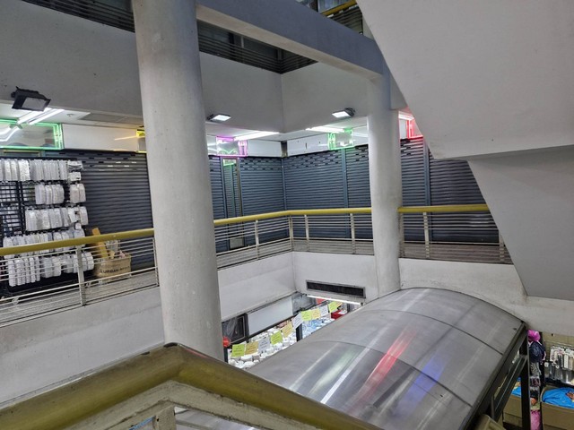 ให้เช่าพื้นที่อาคารสำนักงาน  ในย่านตลาด สำเพ็ง เยาวราช ทำเลค้าขาย   7ชั้น พร้อมลิฟท์ มีดาดฟ้า