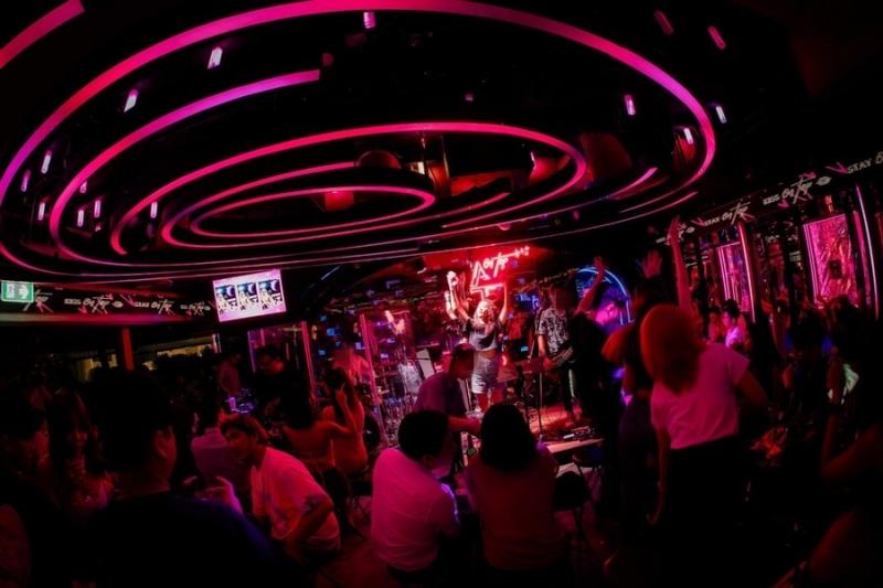 เซ้งธุรกิจบาร์ ดนตรีสด Rooftop ใจกลางสีลม ติด BTS และ MRT มีที่จอดรถกว่า 100 คัน