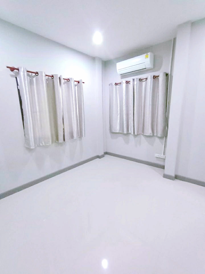 คลอง5 ธัญบุรี บ้านเดี่ยว​ มาร์เก็ตวิลเลจ รังสิต 2.9 กม. หลังมุม 52 ตร.วา.202 ตร.ม.รร.นานาชาติสยาม 4.2 กม. 3 นอน 3 น้ำ