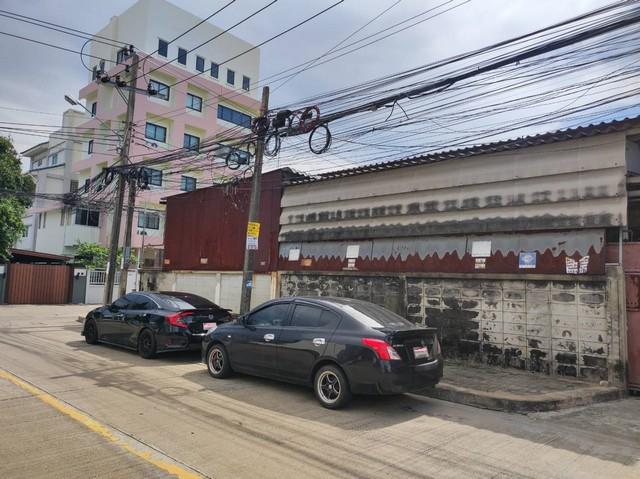 ให้เช่าโกดัง พร้อมบ้าน 2 ชั้น หมู่บ้านเสรี พระราม 9 แปลงมุม อยู่ตรงข้ามเดอะไนน์
