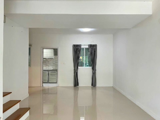 เช่าทาวน์เฮาส์ 2 ชั้น ตลาดนครฉลองกรุง 2.2 กม.หลังมุม 28ตร.วา.228 ตร.ม