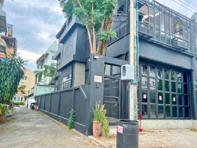 เหม่งจ๋าย ให้เช่า สตูดิโอ พร้อมโชว์รูม 6นอน MRT รามคำแหง 1.7กม. ศรีวรา  ออฟฟิศ 4 ชั้น หลังมุม 36ตร.วา.565 ตร.ม.  4 น้ำ