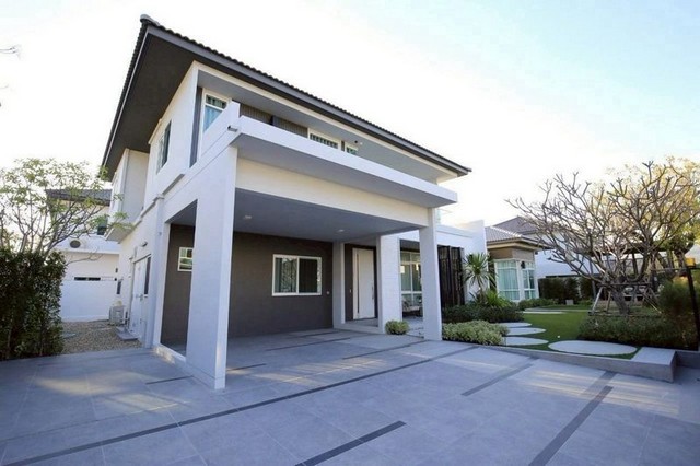บ้านหลังใหญ่  ใกล้ทะเลสาบ โครงการ มัณฑนา ซีรีนเลค โซนสุเทพ 