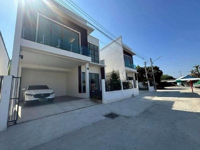 ราคาเริ่มต้น 3.59 ล้าน #บ้านใหม่ ใจกลางเมือง 4 นอน 4 น้ำ พื้นที่ใช้สอยเยอะ! ตอบโจทย์ครอบครัวใหญ่ เดินทางสะดวก #ใกล้สนามบิน เพียง 10 นาที