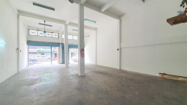 P702 ขาย อาคาร พาณิชย์ 2 คูหา ขนาดใหญ่ ตีทะลุเรียบร้อย ซอยโชคชัย 4 เยื้อง ร.พ. เปาโลโชคชัย 4 ใกล้ BTS สถานีโชคชัย 4