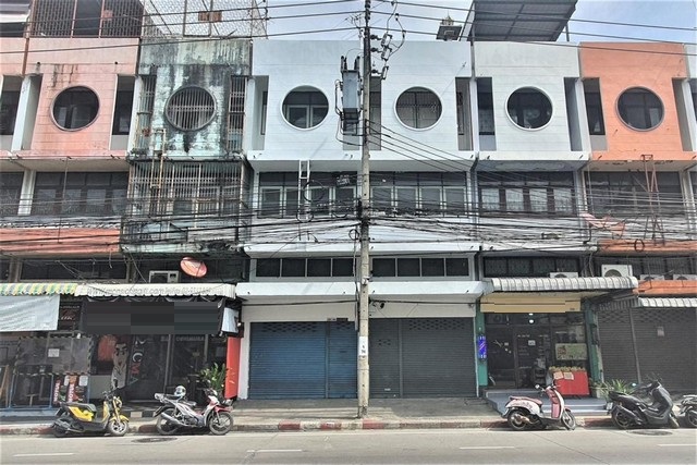 P702 ขาย อาคาร พาณิชย์ 2 คูหา ขนาดใหญ่ ตีทะลุเรียบร้อย ซอยโชคชัย 4 เยื้อง ร.พ. เปาโลโชคชัย 4 ใกล้ BTS สถานีโชคชัย 4