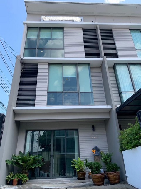 ให้เช่าโฮมออฟฟิศ 3 ชั้น 161 ตรม. 3 ห้องนอน พาทิโอ ลาดกระบัง - มอเตอร์เวย์ (อยู่ซอยแรกหน้าโครงการ) ตกแต่งพร้อมใช้งาน 