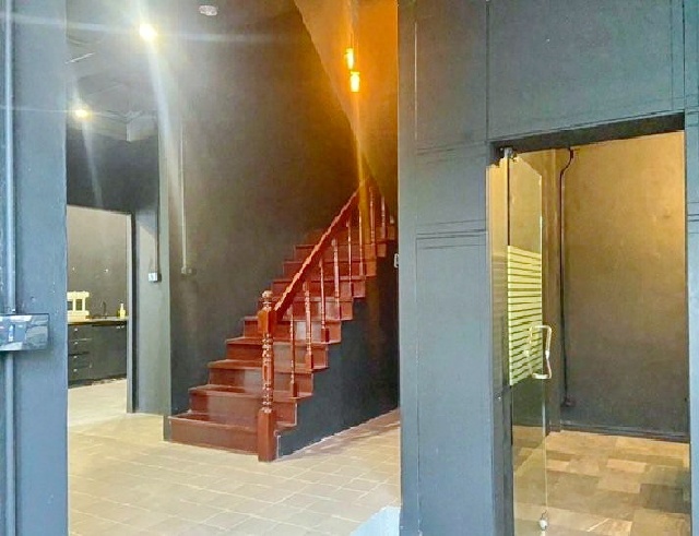 ให้เช่า สตูดิโอ ศรีวรา 6นอน MRT รามคำแหง 1.7กม. เหม่งจ๋าย พร้อมโชว์รูม ออฟฟิศ 4 ชั้น หลังมุม 35 ตร.วา.560 ตร.ม.  4 น้ำ