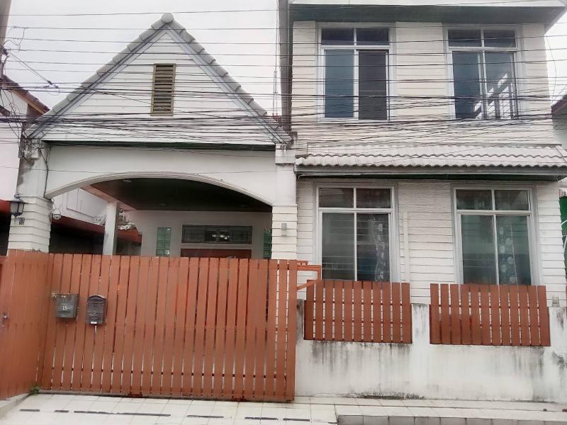  ขายบ้านแฝดสไตล์บ้านเดี่ยว หมู่บ้านสีฟ้า ซอยลาดพร้าว 101 (แยก33) กทม. เนื้อที่ 42 ตรว.  