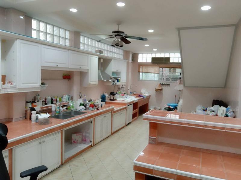 ขายบ้านแฝดสไตล์บ้านเดี่ยว หมู่บ้านสีฟ้า ซอยลาดพร้าว 101 (แยก33) กทม. เนื้อที่ 42 ตรว.