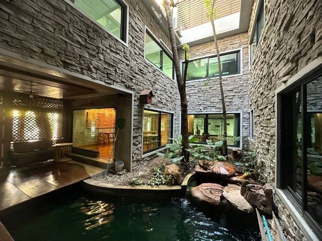 ขาย 50 ล้าน บ้าน 3 ชั้น 101 ตรว. #สไตล์ลอฟท์ #นิมมาน #ใจกลางนิมมาน #จัดสวนสวยกลางบ้าน #พร้อมเฟอร์นิเจอร์และเครื่องใช้ไฟฟ้า