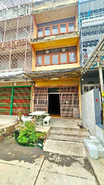 ให้เช่า อาคารพาณิชย์ 1 คูหา อิมพีเรียล เวิลด์  BigC ลาดพร้าว 3.5 กม. MRT ลาดพร้าว 71 1.1 กม. 3 ชั้น+ ดาดฟ้า 