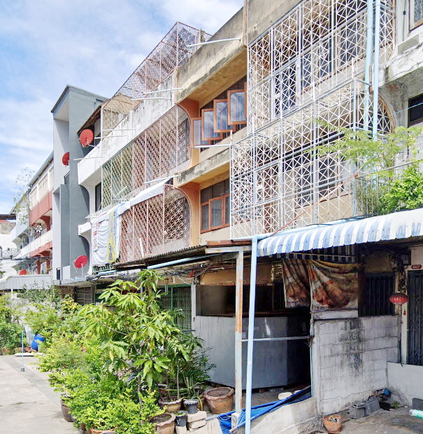 ให้เช่า อาคารพาณิชย์ 1 คูหา อิมพีเรียล เวิลด์  BigC ลาดพร้าว 3.5 กม. MRT ลาดพร้าว 71 1.1 กม. 3 ชั้น+ ดาดฟ้า