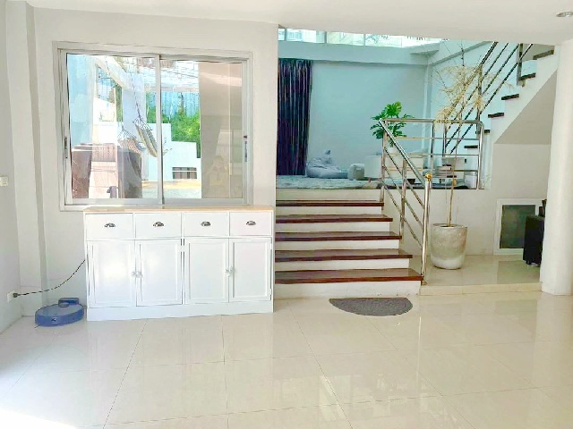 .MRT ศรีนุช 1.9 กม.วิสซ์ดอม 101 2.4 กม ซ.อ่อนนุช 40-48 ให้เช่าบ้าน 2ชั้น 102ตร.วา. 3-4นอน302ตร.ม.นานาชาติแสตมฟอร์ด 5.4 กม.เฟอร์ครบ  3 น้ำ