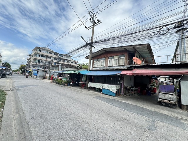 ขายที่ดินเปล่าถมแล้ว..ที่เปล่าเพชรเกษม 48 แยก16 ใกล้ MRT ใกล้มหาวิทยาลัยสยาม ในที่ดินมีบ้านไม้..ปัจจุบันให้คนเช่าอยู่