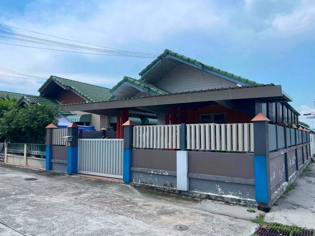 บ้านเดี่ยวชั้นเดียวหมู่บ้านมณีรัตน์บ้านบึง หลังริม ขนาด 2 ห้องนอน 1 ห้องน้ำ 